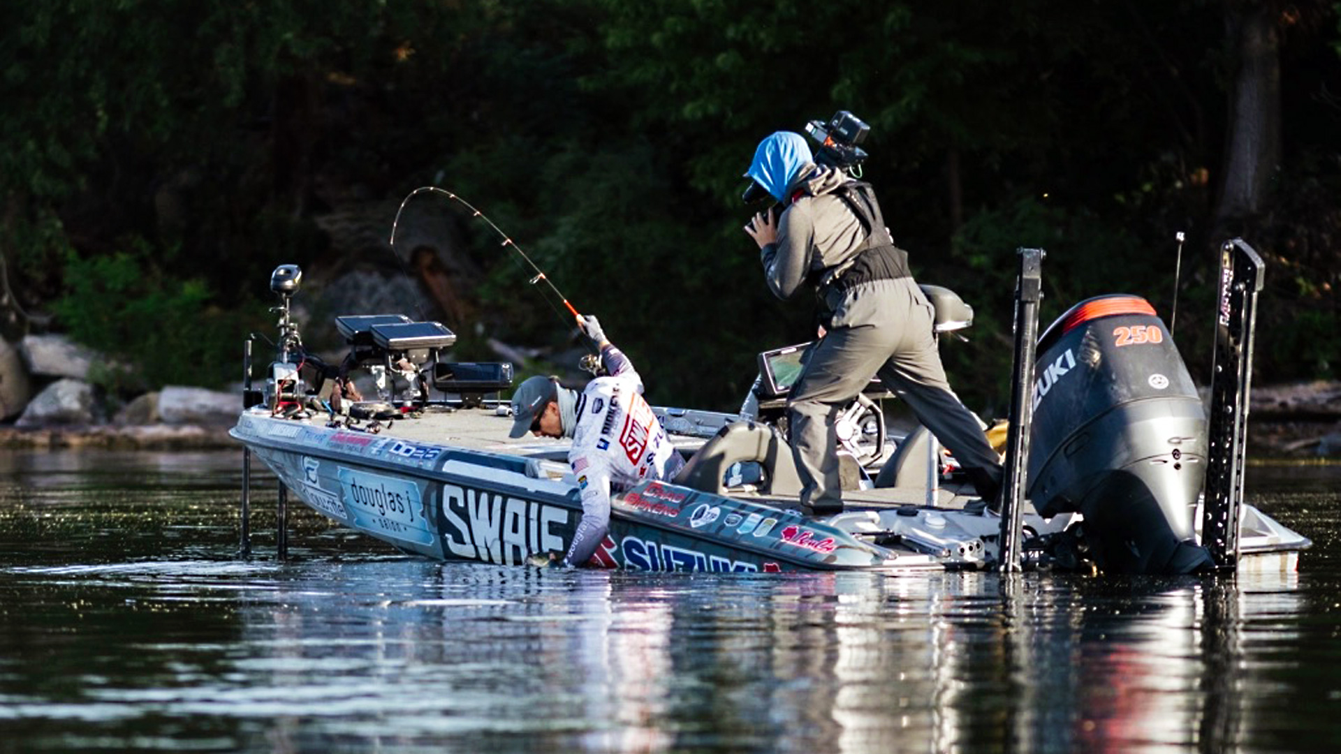 Chad Pipkens landing bass Bassmaster 1920-img9854